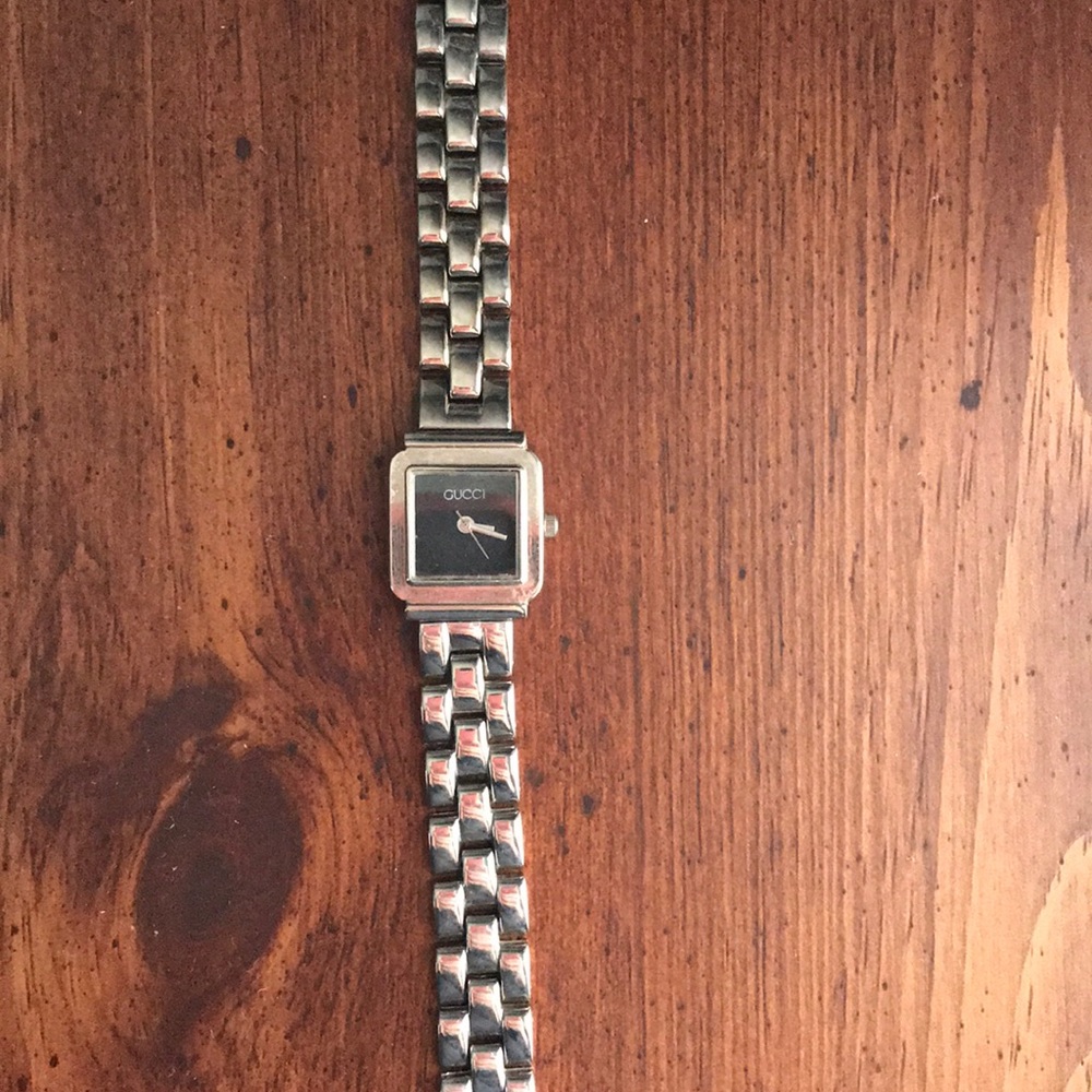 Gucci watch!! Great condition!! Smoke free!!